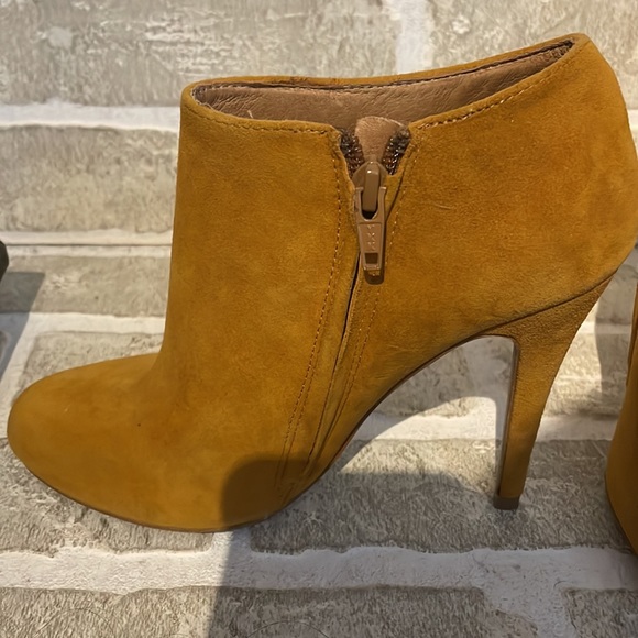 Aldo Yellow suede booties, size 6 - Picture 5 of 7